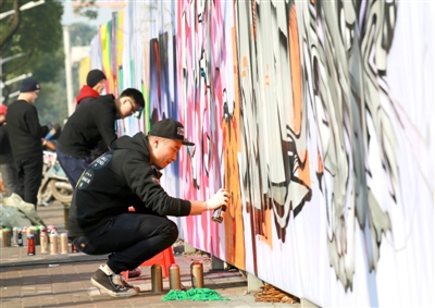江南城區臨沅路上，涂鴉愛好者正在進行街頭涂鴉藝術創作